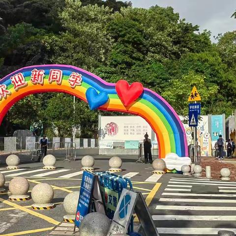 开学季里的“橙色暖阳”：用坚守擦亮校园底色