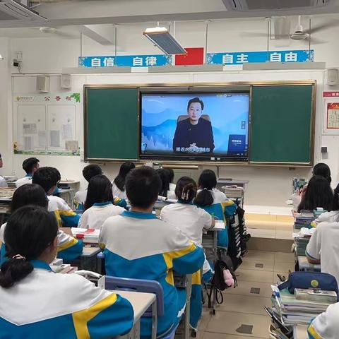 德育学堂，触动你我——垦中高二年级组织学生观看、学习校友成功经验