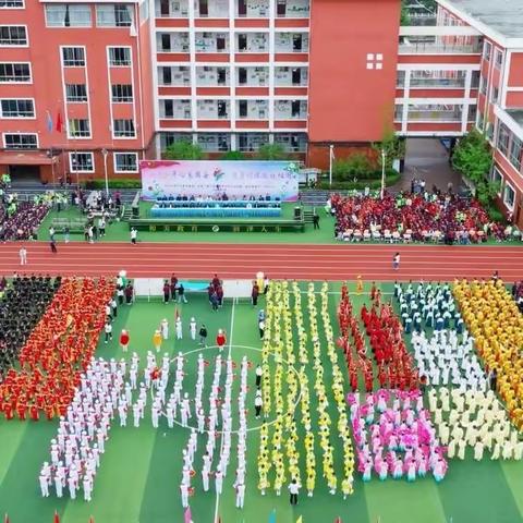 学海泛舟扬梦想风帆，赛场驰骋夺胜利桂冠——二年级13班运动会纪实