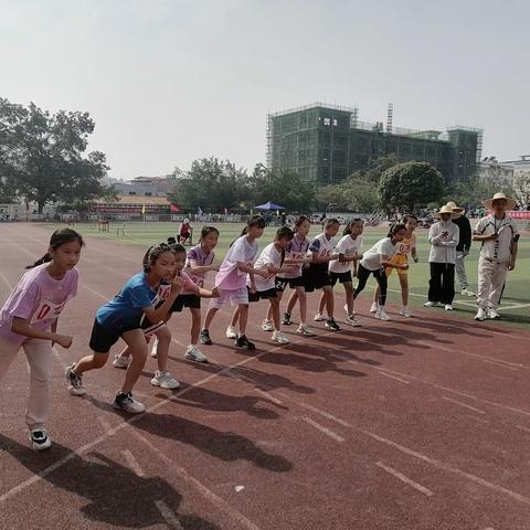 驰骋赛场展英姿 --实验小学204班田径运动会风采