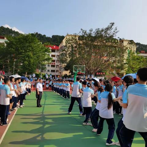 拔河比赛促团结，凝心聚力展风采——藤县藤州中学七年级开展拔河比赛