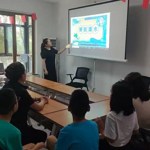 防溺护航 “童”行一夏---秦宫一路社区开展防溺水宣传活动