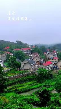 雨中小山村