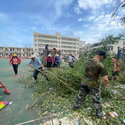 齐心协力 共建校园——海口琼崖纵队红军小学开展台风过后的校园重建工作