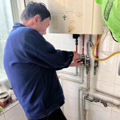 抢修地埋管返水 用行动为民解忧