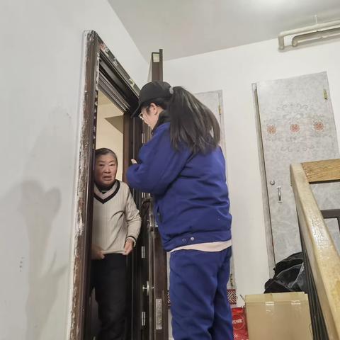 清理乱堆乱放 维护小区整洁环境