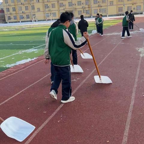 关爱学生，幸福成长｜“清除冰雪护安全    除雪劳动不畏寒——临漳县第四中学