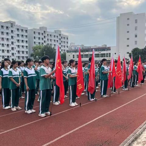 青春飞扬、激情澎“排” ——化州市第九中学高二级师生男女气排球赛