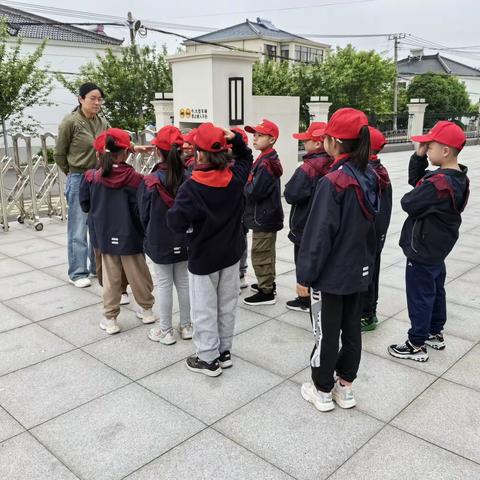 关爱老人  温暖陪伴 ——八卦洲中心小学三（2）中队“田野小脚丫”公益实践活动