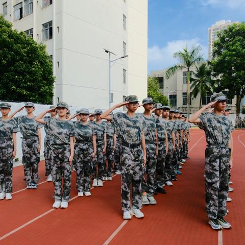 烈日长空着戎装，苍穹之下斗志昂——海南中学初二（2）班军训纪实