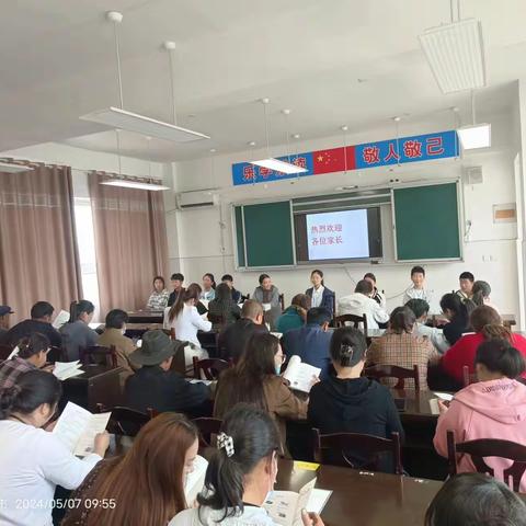 一起读书   一起学习   一起成长
 ——唐店尚营小学举行首期亲子教育读书会