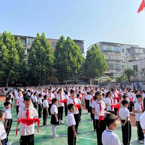 学习二十大  争做好队员——开封市梁苑小学举行少先队入队仪式