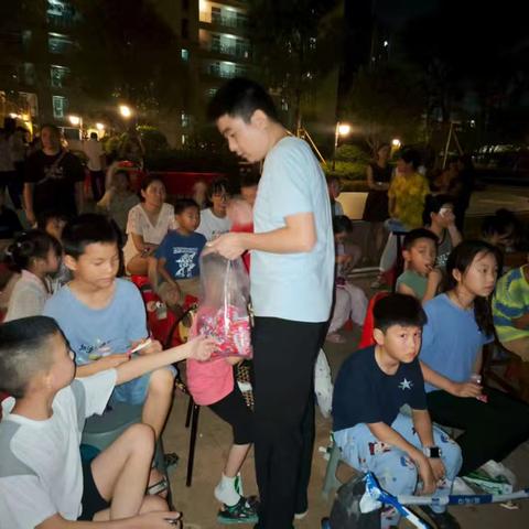 奥体社区“温馨邻里夜”：光影相伴，情谊升温