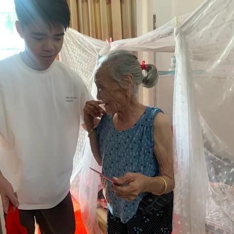 月是故乡明 情暖夕阳红——记东方市感城镇企业家苏文进委托次子苏能中秋入户慰问90岁以上长者 ‍ ‍