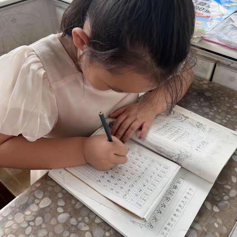 七彩夏日 “书”我精彩——黄窑小学2022级暑期读写诵（一）