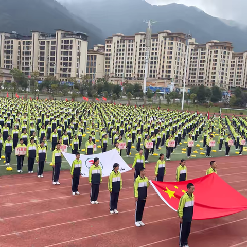 秉承奥运精神，绽放青春华彩。九年（1）班运动会