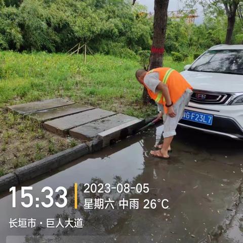 大雨中的坚守，致敬冒雨作业环卫人员