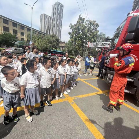 文书幼儿园大班组参观消防队