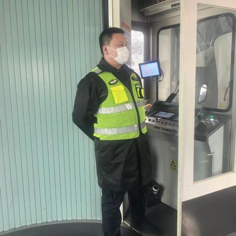 “双岗守护”：廊桥监护员与机坪监护员工作纪实