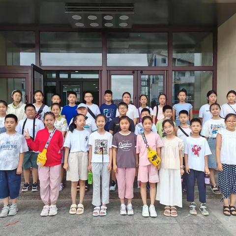 绿动未来 小手捡净—— 五年八班实践活动