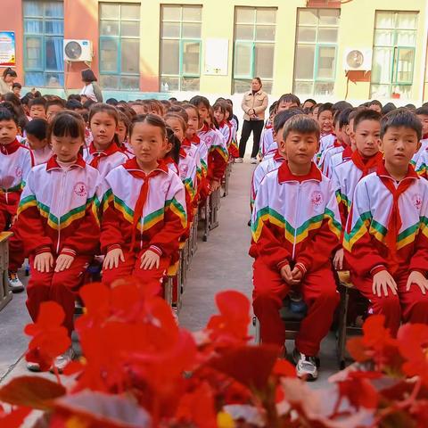 实验小学北校区举行“争做新时代好队员”新队员入队仪式