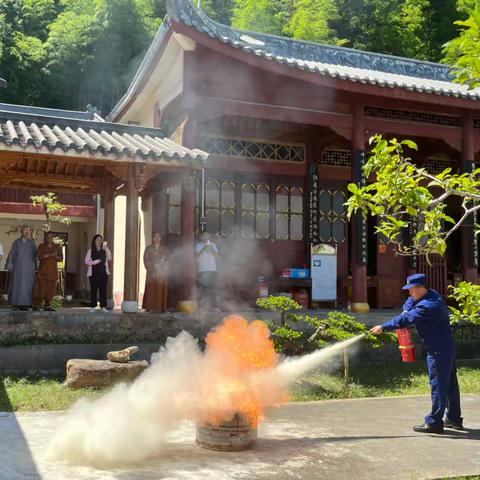 清流：政策法规进寺庙，消防演练保平安