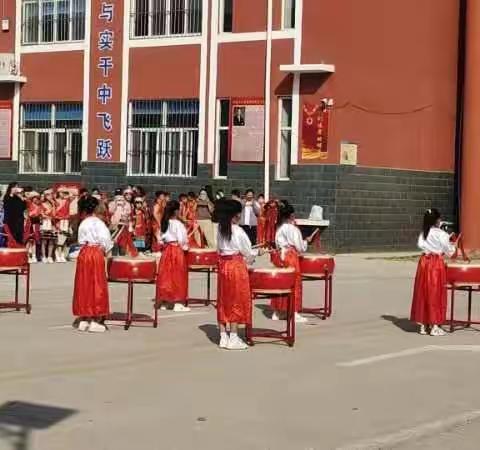 营镇回族乡中心校在金滩镇中学鼓乐，竹竿舞比赛圆满结束