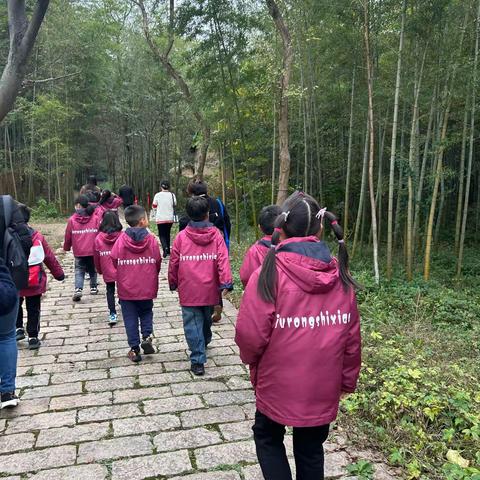 “探索红色历史  传承红色基因”——句容市实验小学二（10）善行寻访活动！