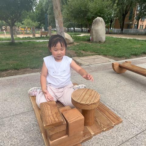 积木区里的奇妙世界：李文璇的创意搭建之旅