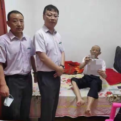 老人行动不便，二七路支行上门服务解难题