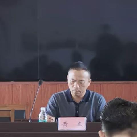 县人民政府副县长黄文到椰林镇华东村开展届中分析调研工作