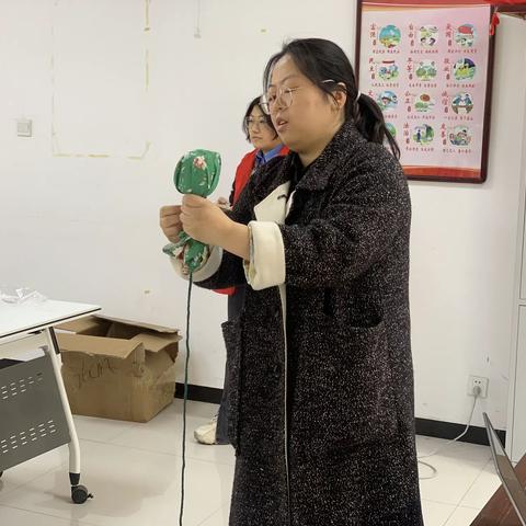 华兴社区开展青年人才做艾草锤活动