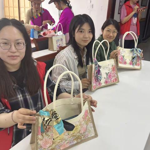华兴社区开展“创意无限·包你满意”青年人才手工包DIY活动