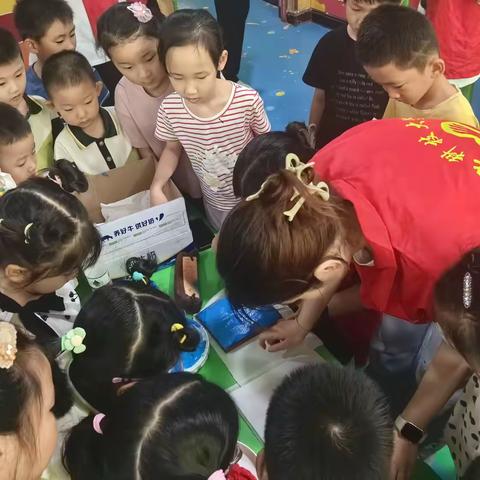 华兴社区人才驿站开展“非遗年画进社区”活动