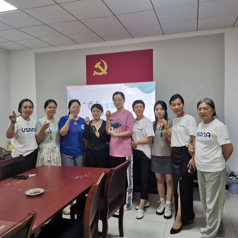 华兴社区人才驿站开展“‘香’约盛夏”艾草香囊制作活动