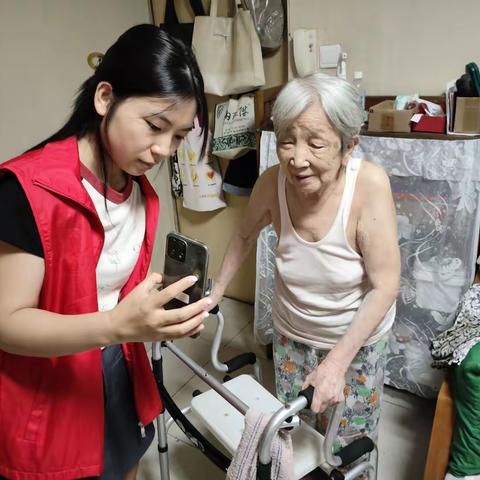 华兴社区青年人才慰问社区独居老人