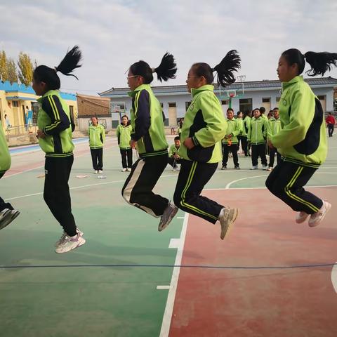 【三抓三促】行动进行时                  “阳光体育，健康体魄”——东锹学校跳绳比赛