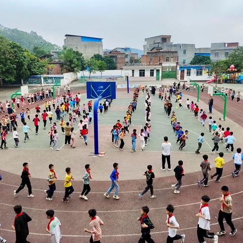 年少露锋芒 田径展风采 钦北区大直镇那天小学“一校一品”田径校园成品展示观摩活动