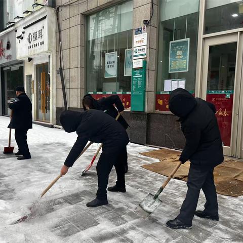 农业银行江岸二七支行迅速行动，积极应对雪天，确保金融服务不断线