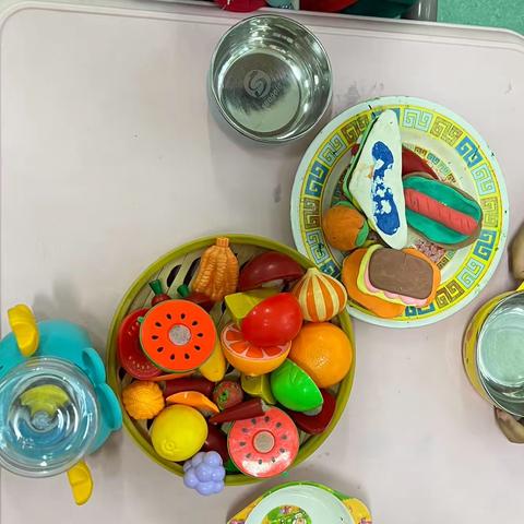 小三班装扮区《招待小客人》