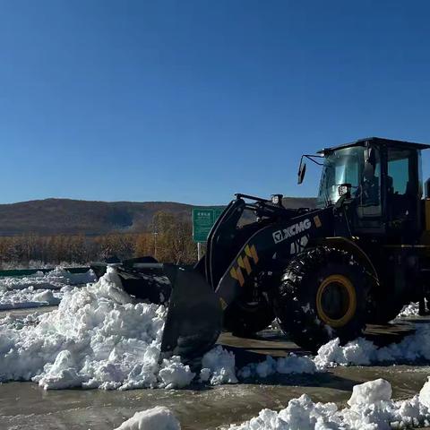 莫冷格收费站“与雪奋战” 点亮畅通之路