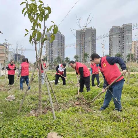 龙山村开展义务植树活动，共建绿色家园