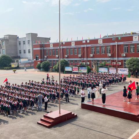 刘府镇中心小学“学习二十大 争做好队员”新队员分批入队仪式