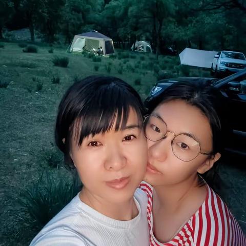 原是手持芙蓉之人，何故做睡莲！