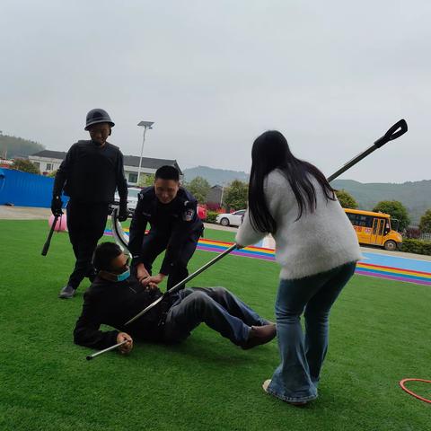 反恐防暴，安全“童”行——迪康分园反恐防暴安全演练活动