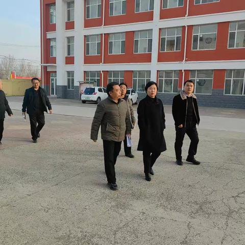 南宫市教育工委书记、教育局局长吴利美来大屯中心学校视导工作。