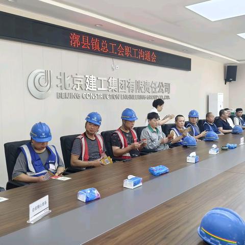 漷县镇总工会深入到建筑施工工地，吸纳建筑工人加入会员