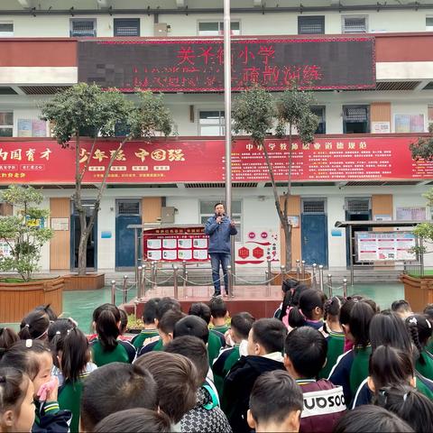 消防演练，防范未“燃”——关圣街小学消防安全疏散演练