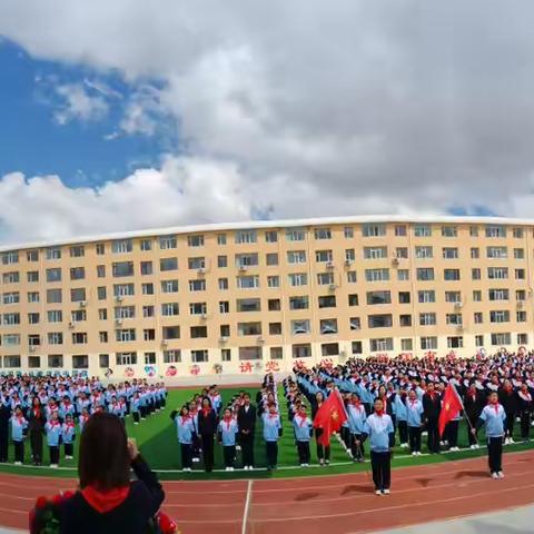 “红领巾爱祖国” 实验小学校庆祝“六·一”主题活动    “传承红色基因，争做新时代好队员”             ——少先队新队员入队仪式