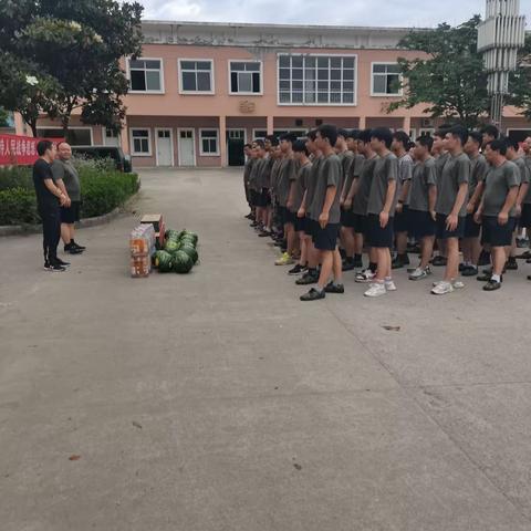 慰问民兵送关怀 爱军拥军暖人心